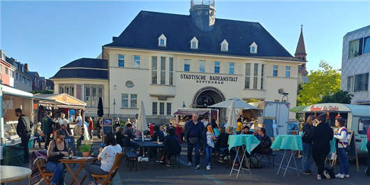 德國克隆的Ehrenfeld的夜間市場,海王星廣場的美食 德國克隆的Ehrenfeld的夜間市場,海王星廣場的美食