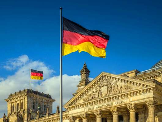 1693812317138170.jpg german-flags-at-reichstag-berlin-germany_crop.jpg